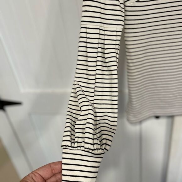 Ann Taylor petites Super sharp Black &  white long sleeve top size XXSP. - Picture 4 of 5